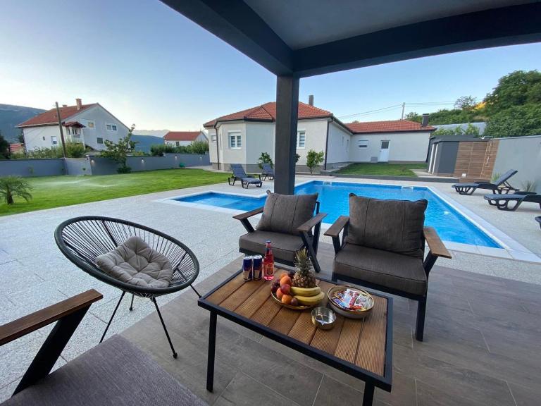 House and pool BajNa - B&B Mostar