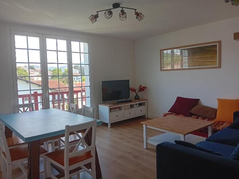 Spacieux T4 rénové à Hendaye, lumineux et calme, proche plage avec parking et WiFi. - FR-1-239-985 - B&B Hendaye