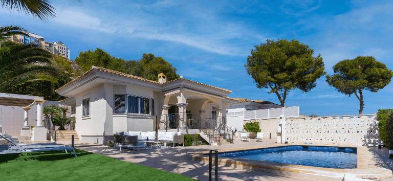 Magnificent villa with private pool -Golf Bonalba! - B&B Muchamiel
