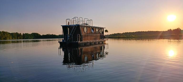 Svencele Boats laivai-namai kuriems nereikia laivavedžio teisių - Bed and Breakfast Svencelė