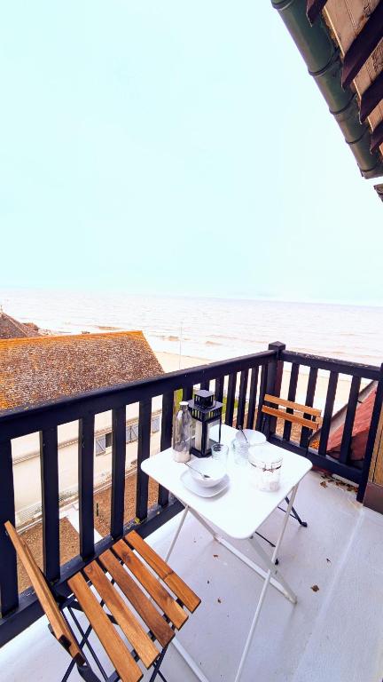 L'Echandon, Superbe F2 vue mer accès plage immédiat - B&B Blonville-sur-Mer