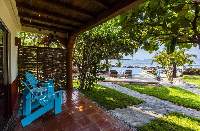 Casa Manzanillo - Sunset Room - Ocean Front Room at Exceptional Beach Front Location - B&B Troncones