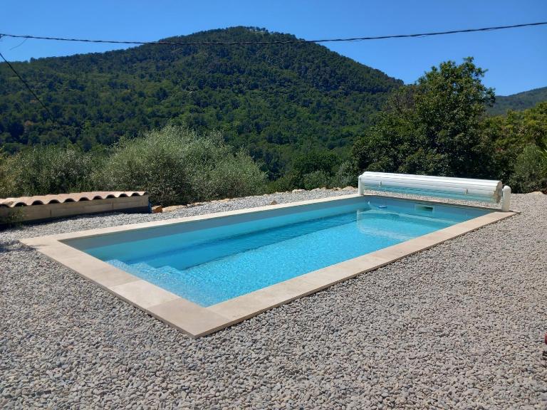 Detached villa with pool, Partial air-conditioning, set in a secure private garden, 800 metres from medieval village - Ferienwohnung Claviers
