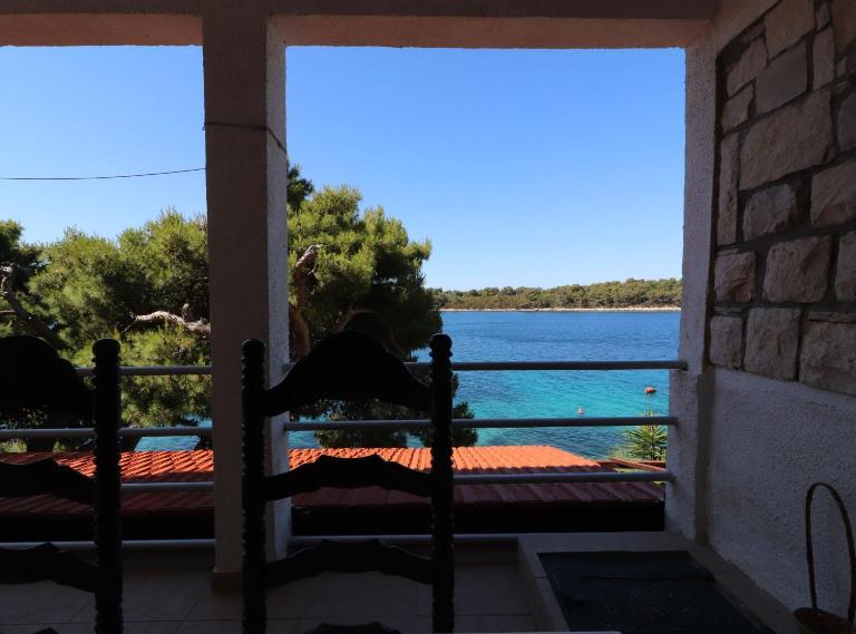 Apartments Karbuni By The Sea - Chambres d'hôtes Blato