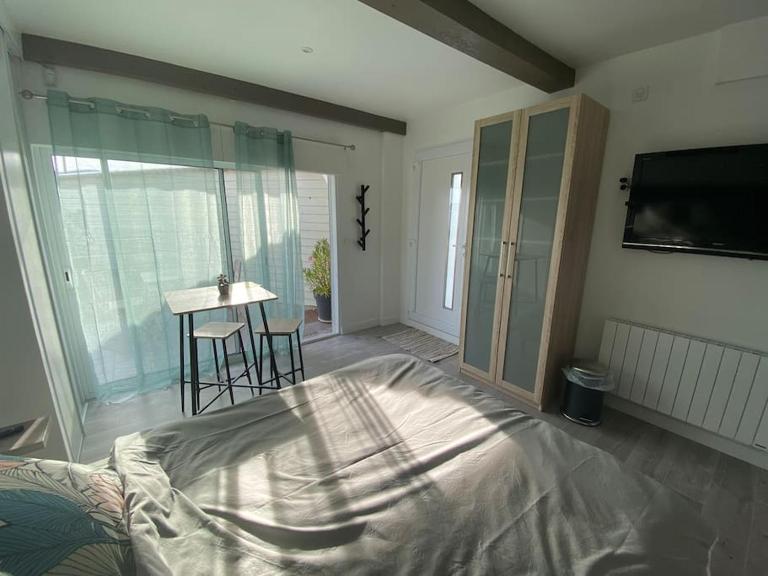 Beau studio neuf et équipé - Ferienwohnung Blacé