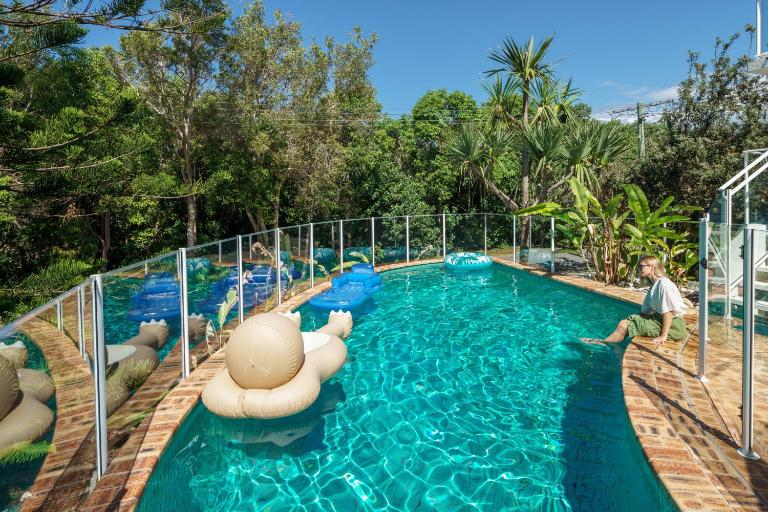 Four Pines Shelly Beach Retreat - 50m to the Beach! - Chambres d'hôtes Caloundra