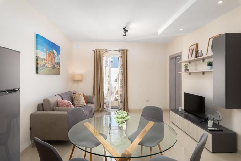 Edka Suites - Modern Sunlit 2BD Apartments with Balconies - Close to Sliema Promenade, St Julian's & St Georges Bay - Bed and Breakfast Gżira