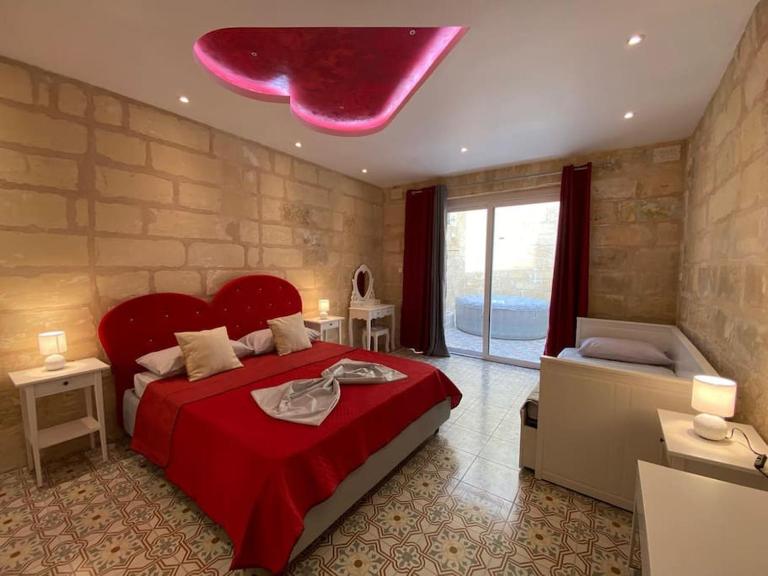 Cosy Cupids Hideout Hot Tub and BBQ - 4km away from airport - Bed and Breakfast Paola