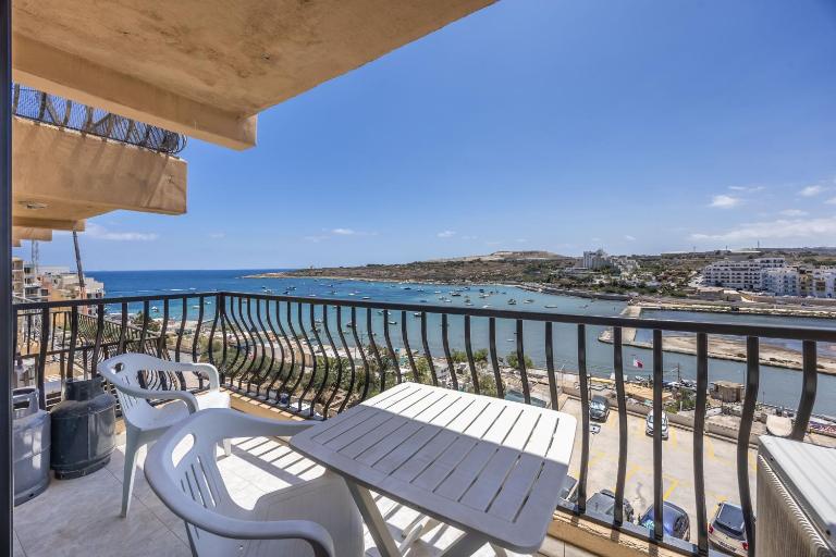 Seafront apartment with garage and breathtaking sunrise by SF HOMES - B&B San Pawl il-Baħar