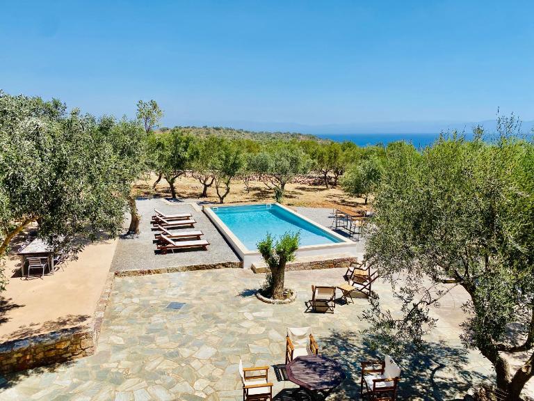 Joyanna Villa Pool, Sea View & Olive Grove Serenity in Mani - Chambres d'hôtes Kalývia