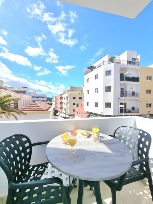 Suecia Lirio - B&B Los Cristianos