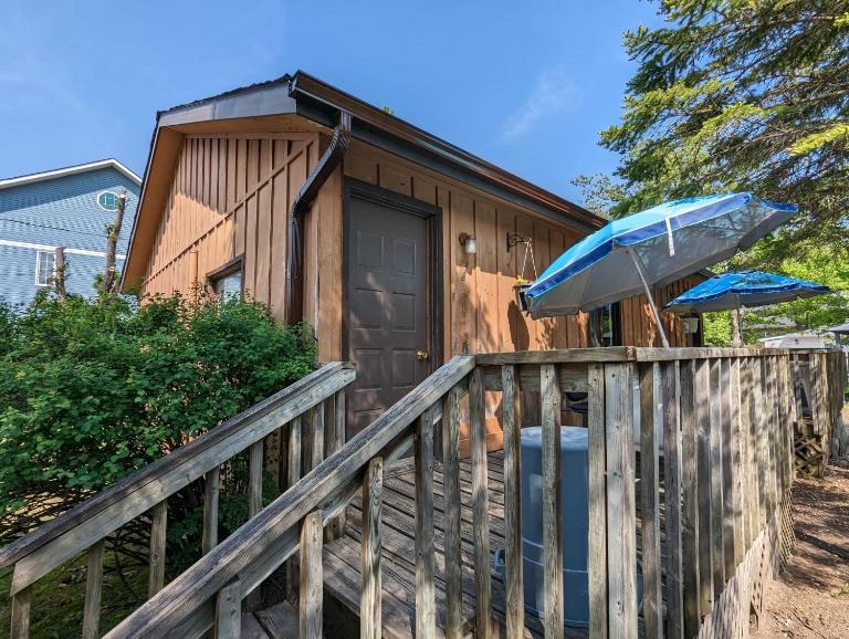 Tiny Wood Cottage 07 - B&B Wasaga Beach