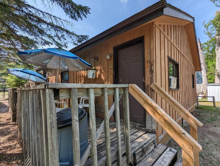 Tiny Wood Cottage 08 - B&B Wasaga Beach