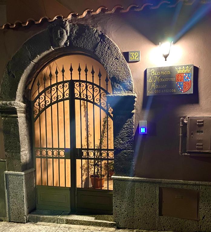 Bianca di Navarra House - B&B Biancavilla
