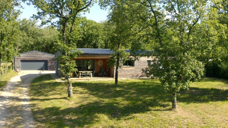Maison avec terrasse en bois et piscine - Ferienwohnung Varaire