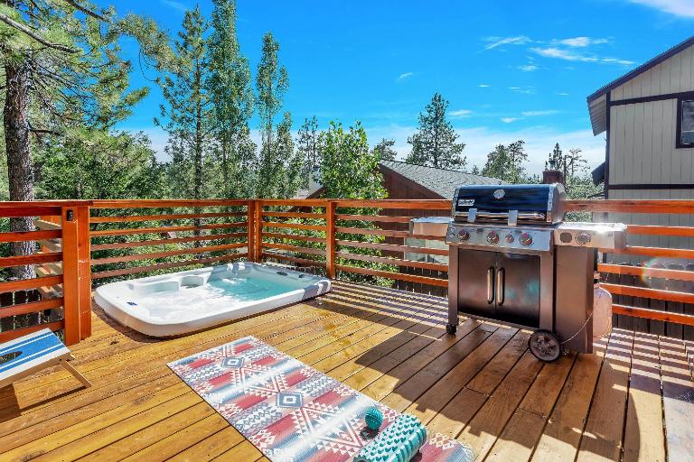 Vista Haus - Modern Lake Retreat close to Village & Snow Summit - Bike - Hike - Spa - BBQ - Firepit - Loft - Games - B&B Big Bear Lake