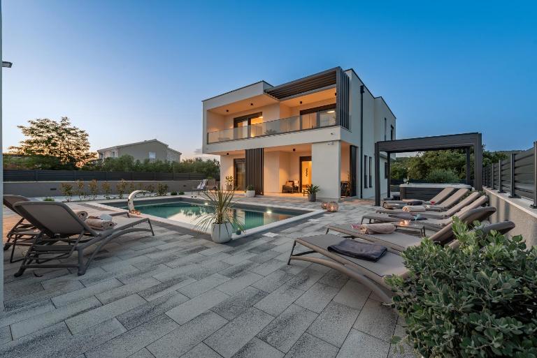 Modern 4BR Private Villa - Pool, Jacuzzi, Gaming Room - Bed and Breakfast Bibinje