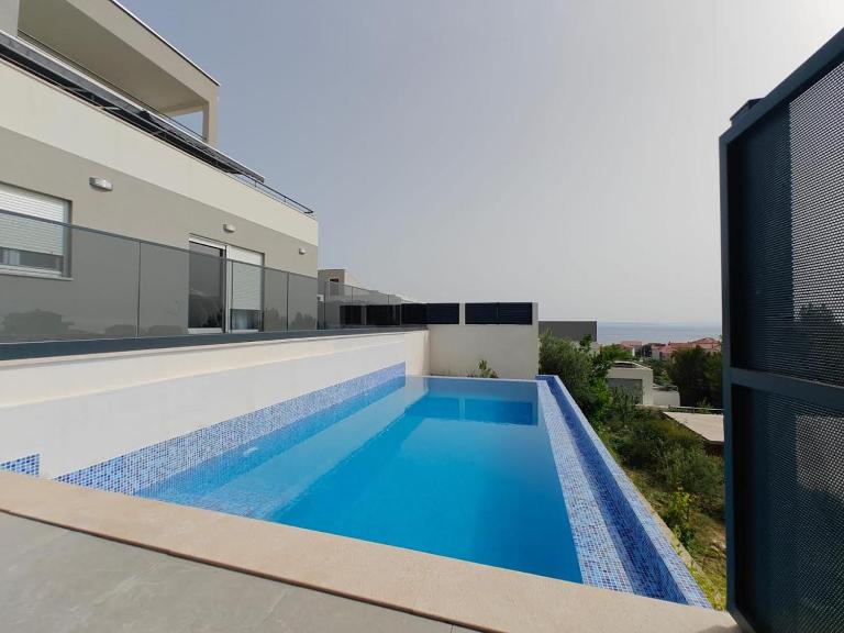 Villa Diva DI with private pool and jacuzzi - B&B Podstrana