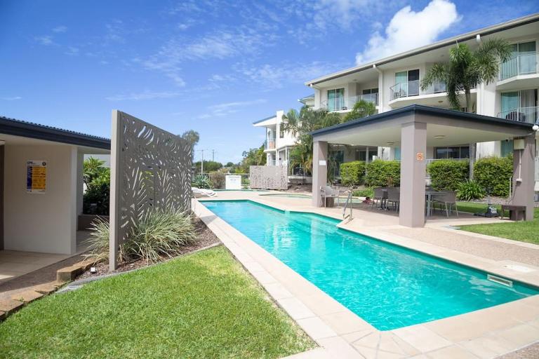 Resort Style Oasis, 2 Bedroom, 2 Bath, sleeps 6 - B&B Caloundra