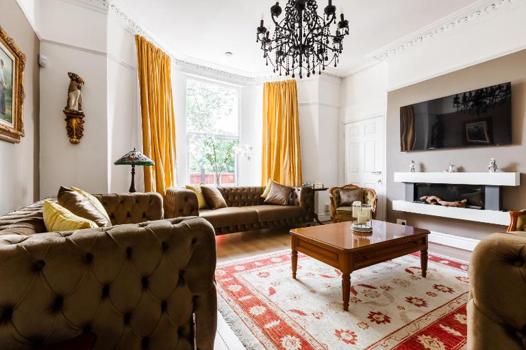 Grand Victorian Villa 6 - En-Suites, Hot Tub, Cinema Room, Private Parking & Park View - B&B Liverpool