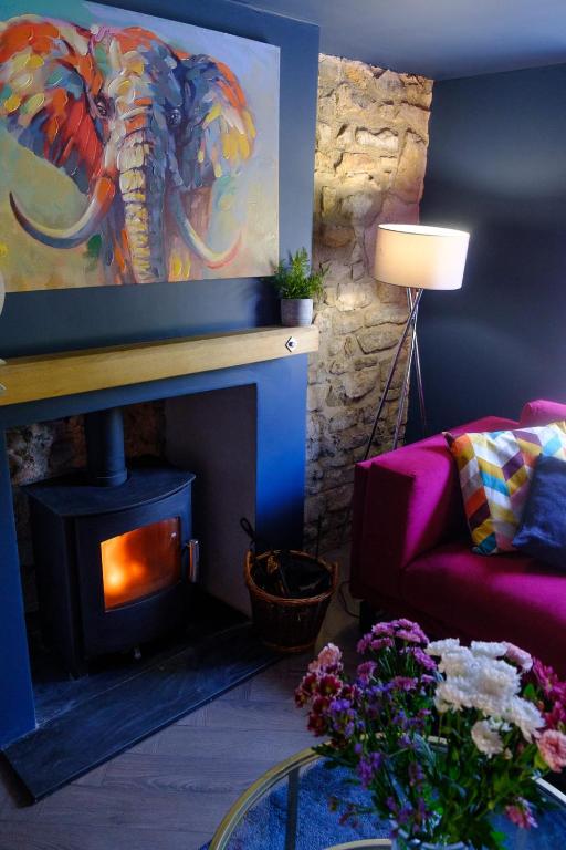 The Wave Cottage - 3 Bedroom with off road Parking for 3 Cars or Vans & EV point - B&B Pilning