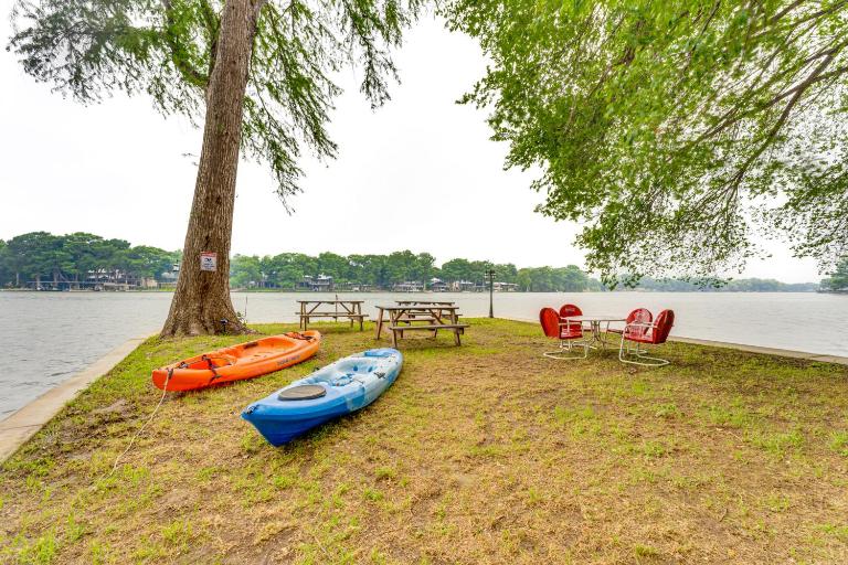 Lakefront Cottage in Clear Springs w/ Deck & Patio - Chambres d'hôtes New Braunfels