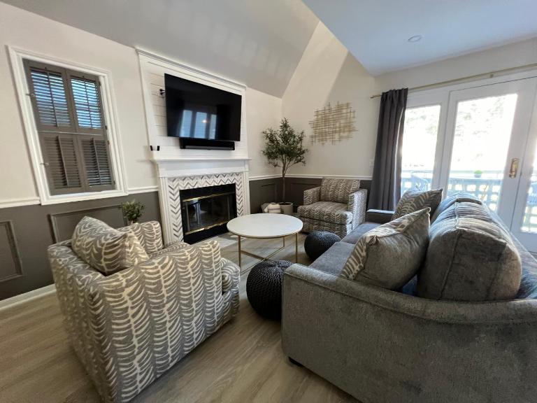 Newly Renovated Loft Villa at Norwich Spa with amenities, 3 minutes to Mohegan - Ferienwohnung Norwich