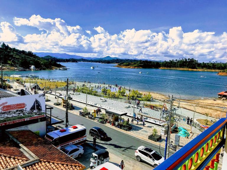 Aptos Plaza Principal, con y sin Vista al Embalse, frente Autobús, a 8 minutos de la Piedra del Peñol, TODO CERCA!!! - B&B Guatapé