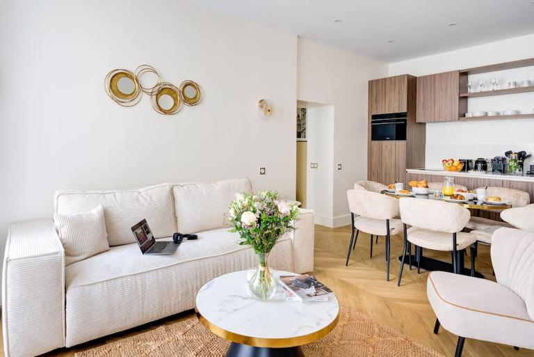 Stunning Family Flat - Grands Boulevards - with AC - B&B Paris