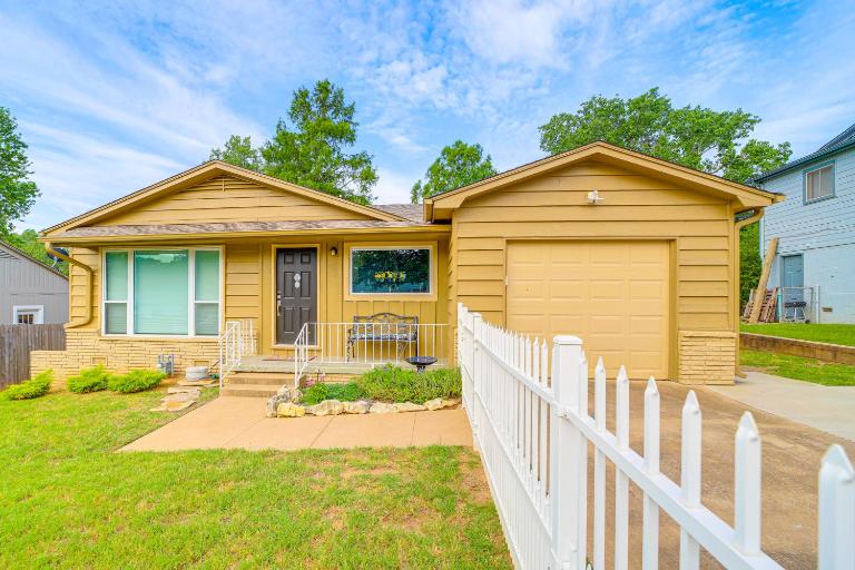 Family-Friendly Sand Springs Home ~ 8 Mi to Tulsa! - B&B Sand Springs