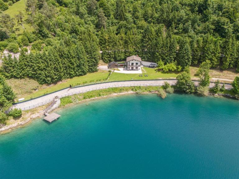 Villa Ledro with Private Dock - Sauna - Hot Tub - B&B Molina di Ledro