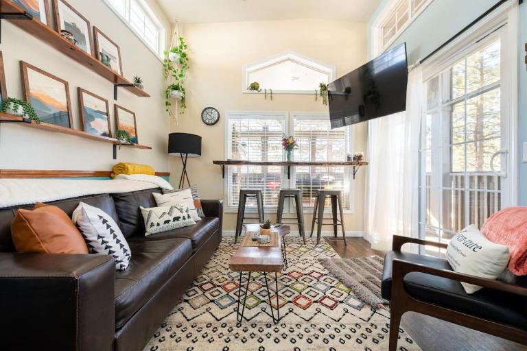 Rustic Escape Fireplace, BBQ Grill & Scenic Views - B&B Woodland Park