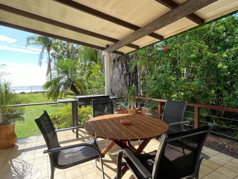 Moonshadow-Burrum Heads- Beachfront- 3BR- Water Views - Bed and Breakfast Burrum Heads