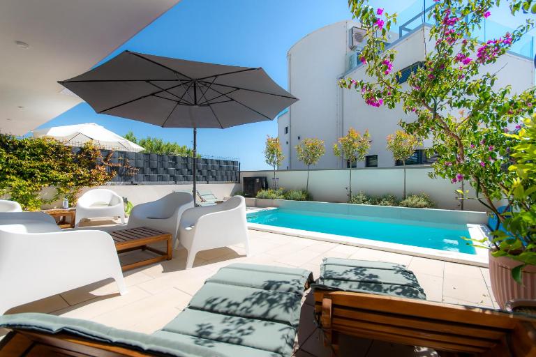 Beachfront Villa Taris with Seaview - Chambres d'hôtes Privlaka
