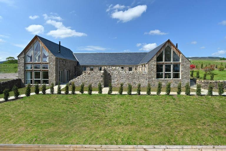 Merlin Steading with hot tub - Bed and Breakfast Buchanty