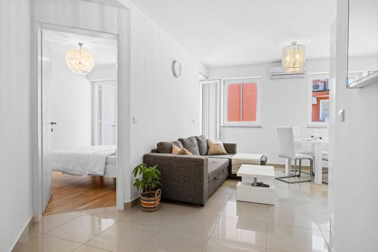 Charming White Apartment with Balcony and Parking - Bed and Breakfast Rovinj