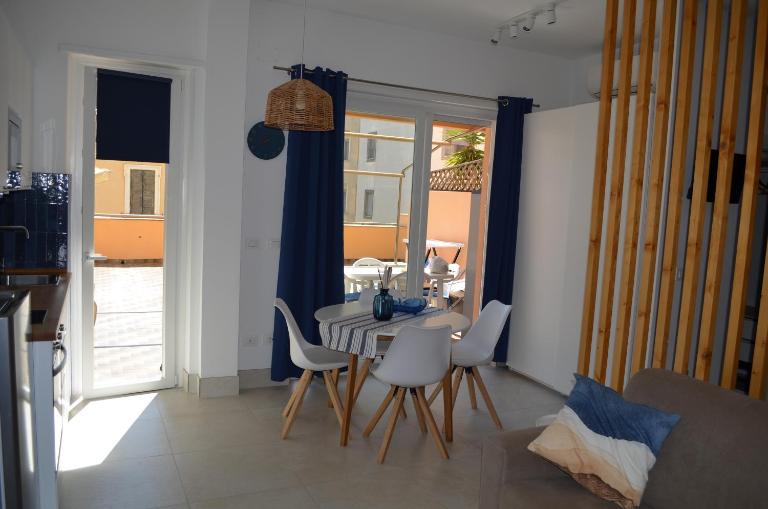 Open Space Centralissimo Nettuno fronte Porto - B&B Nettuno