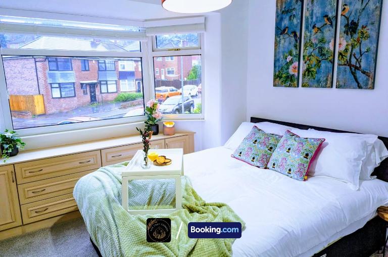 Modern 4-Bed House, Free Parking & WiFi in Swinton - Ferienwohnung Manchester