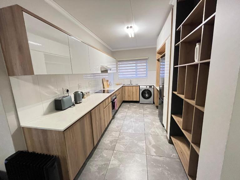 Large 3 Bedroom Apartment in Midrand, Waterfall City - More space than a hotel room - Ideal for families, groups and work trips - 20 Elizabeth Place - B&B Midrand