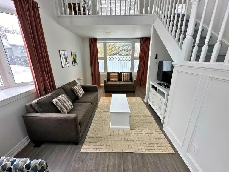 Four Season Family Retreat with Pool Access - Ferienwohnung Collingwood