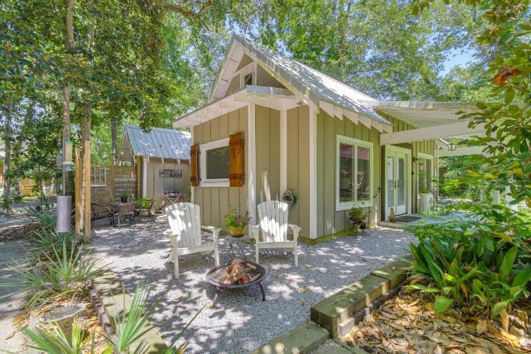 Historic Biloxi Bay Cottage w/ Beautiful View - B&B Ocean Springs