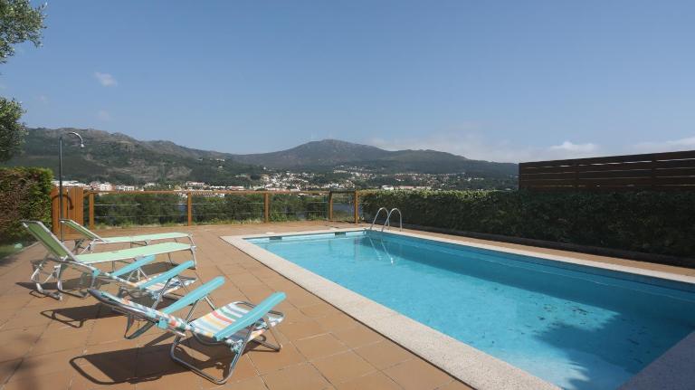 Casa con piscina a orilla del Rio Miño - B&B Tomiño