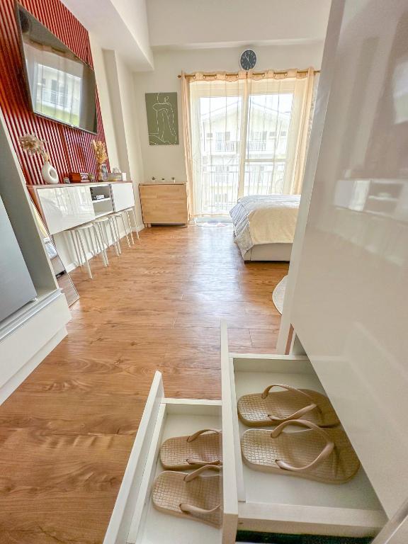 Quiet Studio 5 Mins from Airport with Fast Wifi, Netflix, Gym, Pool - B&B Pusok
