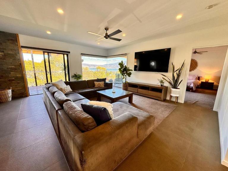 4-Bedroom Two-Storey House With Views Near Beach - B&B Hobart