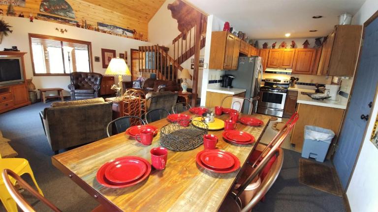 Birds and Bears Retreat - On The River - Pet Friendly - WiFi - Satellite - Washer - Dryer - Large Deck - Grill - Fenced In Yard - B&B Red River