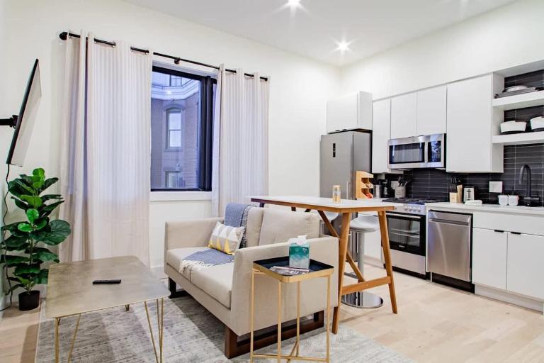 Eastern Market & METRO Accessible Modern Charm Walk Everywhere - B&B Washington