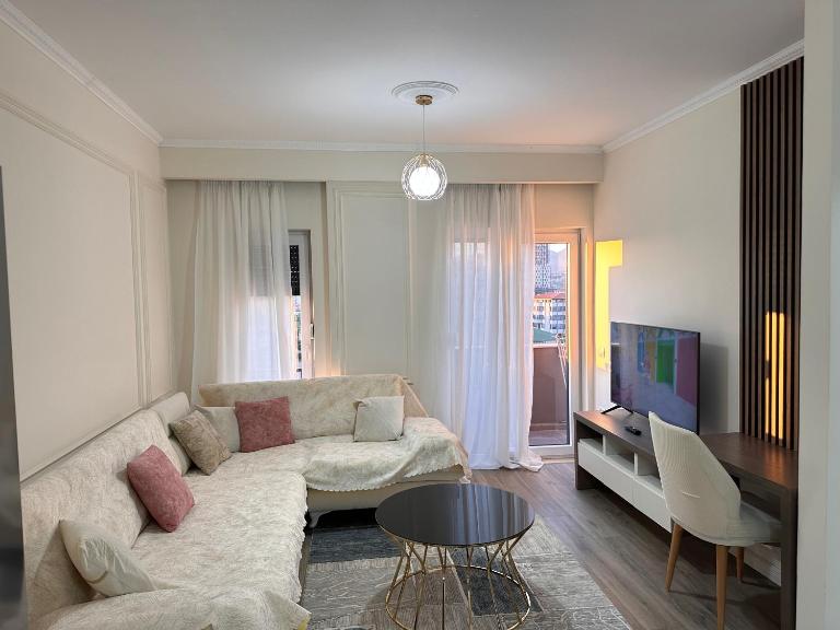 Spacious 2-Bedroom Apartment Near Center - B&B Tirana