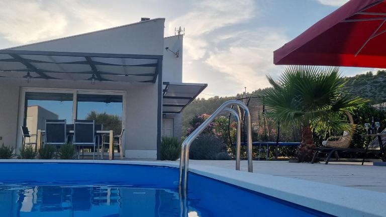 Villa Loni Trogir Marina with pool 55 m2 - 3 e-bike free use - B&B Marina