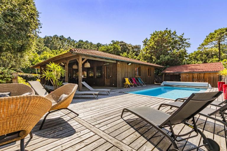 villa bois typique du bassin avec piscine chauffée au bord du lac, La Gde Escoure - B&B Lacanau