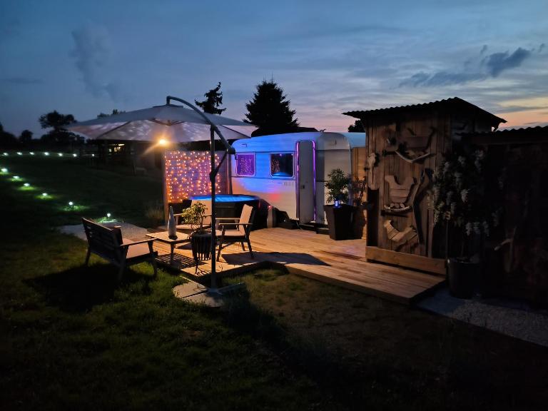 Caravane romantique " La Seventies" avec jacuzzi privatif - B&B Lapalisse